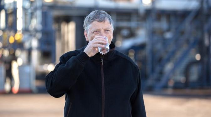 Bill Gates sedang meminum air yang berasal dari kotoran manusia (YouTube/thegatesnotes)