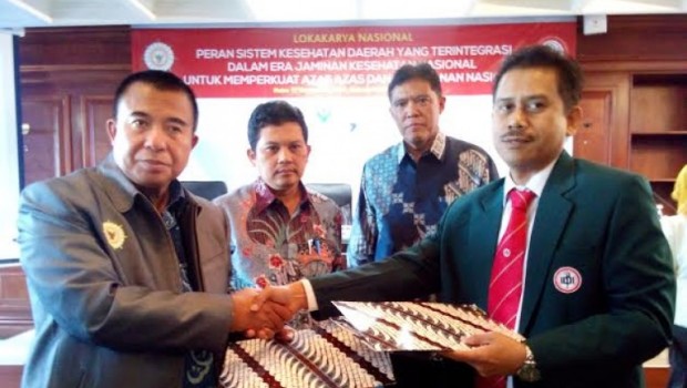 Ketua Umum PB Ikatan Dokter Indonesia Zainal Abidin (kanan) dan Ketua Umum APKASI, Isran Noor (paling kiri) usai penandatanganan nota kerja sama, yang disaksikan Wakil Menteri Kesehatan Prof Ali Ghufron Mukti dan Deputi Kesehatan Kementerian Koordinator Kesra Rachmat Santika, di Jakarta, Rabu (17/9).