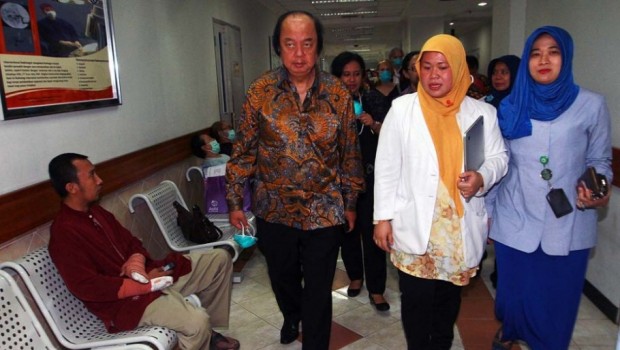 Presiden Komisaris Tahir Fondation Dato Sri Dr. Tahir saat mengunjungi rumah sakit Persahabatan di Jakarta, Rabu (22/10). (sumber: Suara Pembaruan/Ruht Semiono)