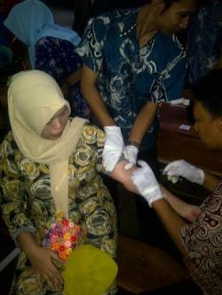 Seorang petugas sedang mengambil sampel darah napi di ruang aula Rutan Situbondo, Rabu (22/10/2014)Surya/ Izi Hartono 