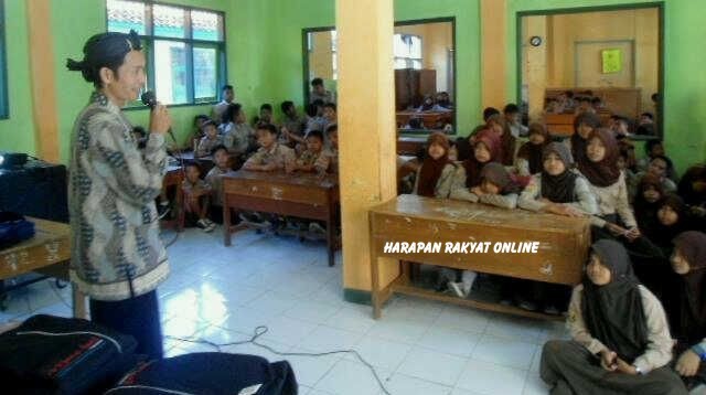 Iwan relawan LSM Mata Hati saat memberikan penyuluhan kepada pelajar SMP PGRI Langensari, Sabtu, (07/02/2015). Foto: Nanang S/HR.