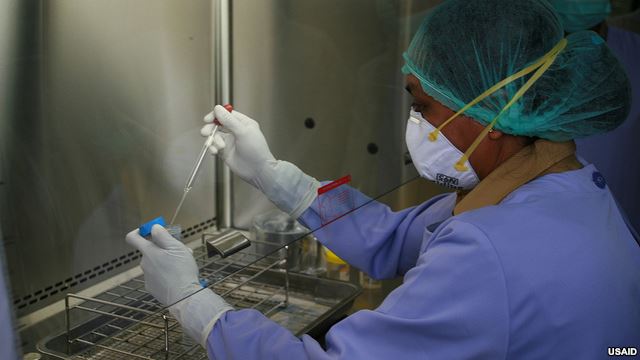Seorang petugas laboratorium kesehatan di Jayapura yang melakukan tes tuberkulosis (TB) dan HIV. Seorang petugas laboratorium kesehatan di Jayapura yang melakukan tes tuberkulosis (TB) dan HIV. 