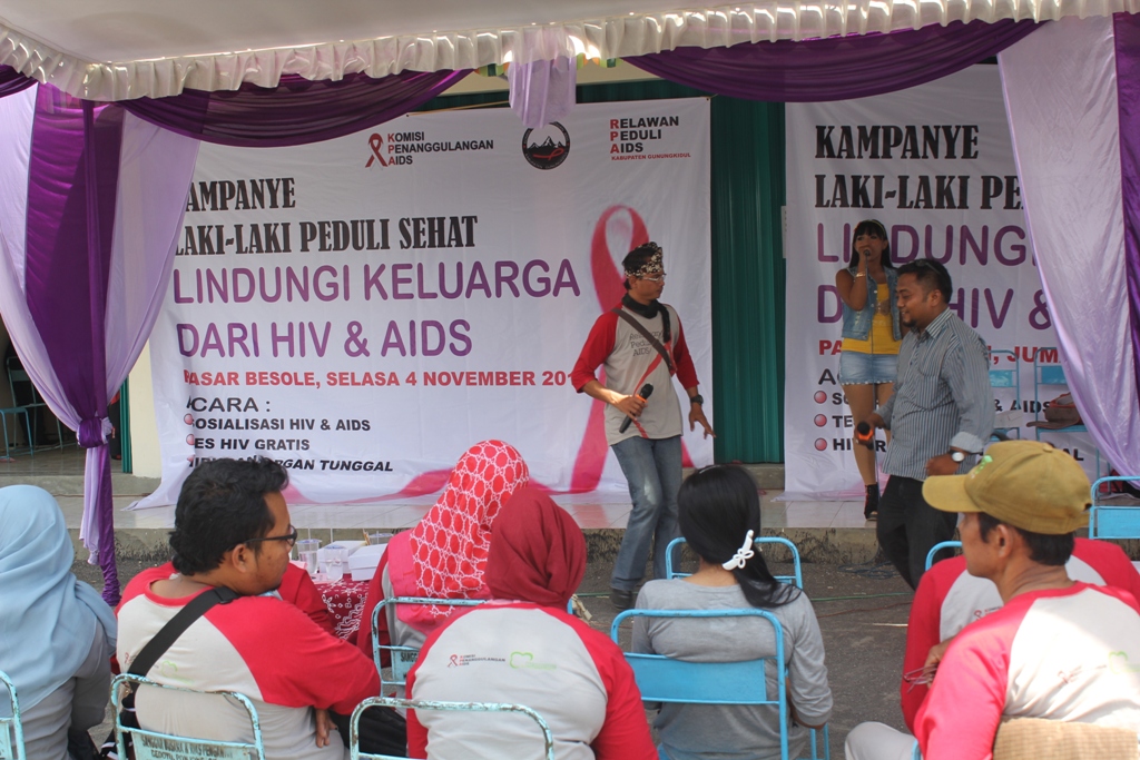 Kampanye penanggulangan HIV/AIDS di kompleks Pasar Besole. Foto (Dedy EW)