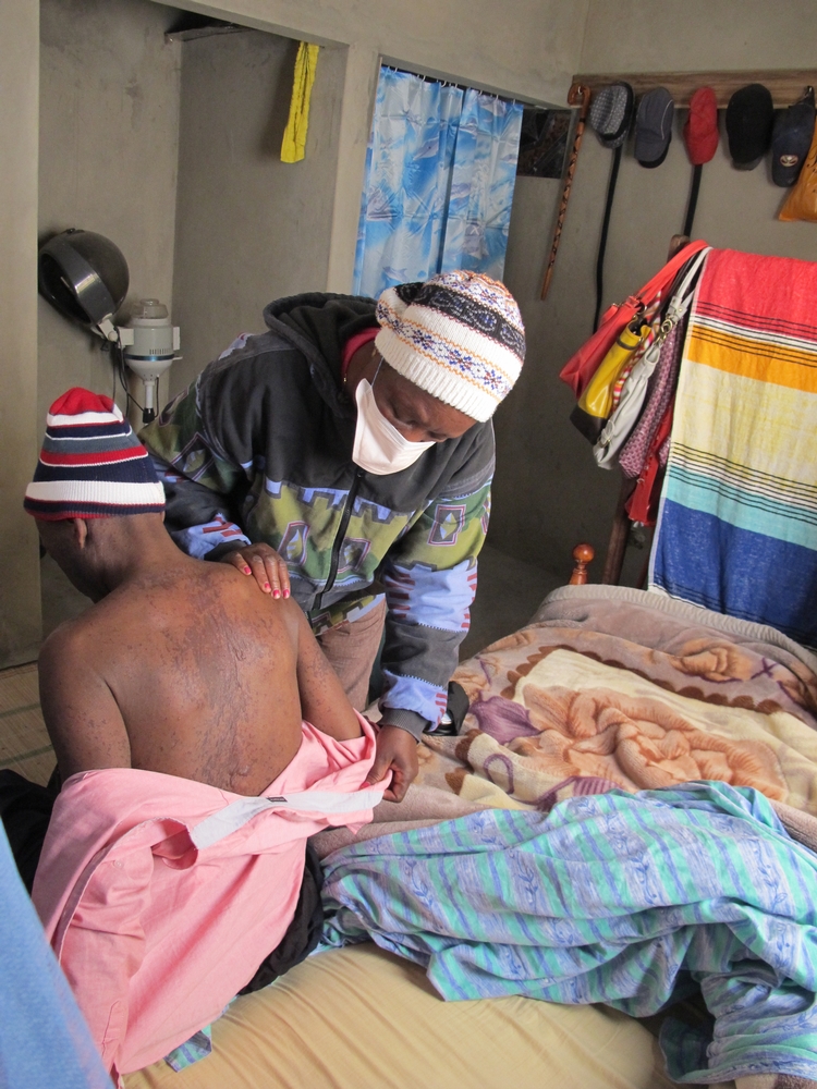 MSF nurse (Margarida Bazar) looking after a TB and HIV patient during a home care visit in Boquisso neighborhood, in Maputo province. Photo: Fernando Fidelis/MSF 