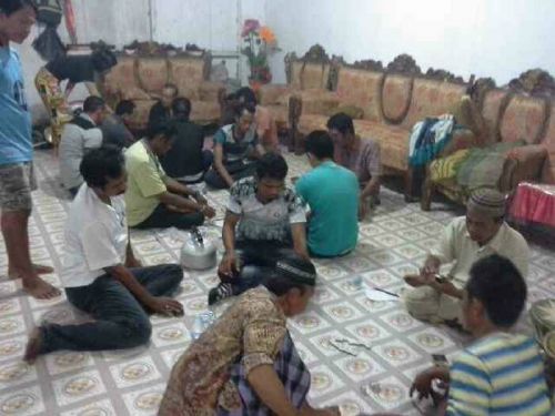 Saat berlangsungnya pertandingan domino yang diikuti warga Tanah Merah, Inhil