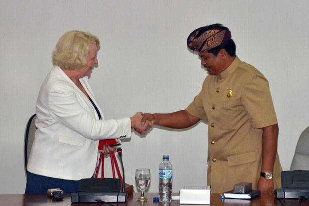 cegah-aids-pWagub Bali Ketut Sudikerta menerima kunjungan pemerintah Australia dalam penanangan virus HIV/AIDS. (sukis/sindonews.com)