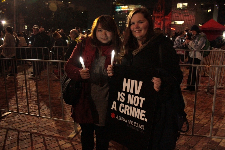 Sebuah plakat yang dibawa mereka yang menghadiri konser di sela-sela konprensi AIDS di Melbourne. (Photo: David Kim)