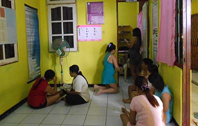 PSK Lokalisasi Tanjung Elmo saat antre untuk melakukan Pemeriksaan di Klinik Wisma Kesehatan Terpadu Cenderawasih (WKT-C), Senin (8/12).