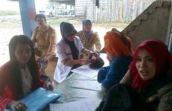 petugas Seksi Pemberantas penyakit menular HIV/AIDS saat melakukan VCT ke salah satu kafe di Kecamatan Sungai Lillin, Kamis (28/8/2014) SRIPOKU.COM/CANDRA OKTA DELLA 