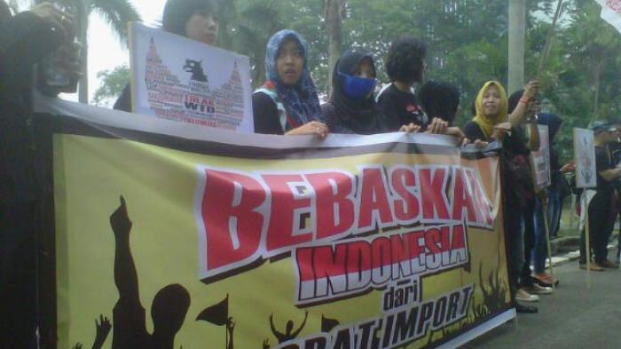 Pengunjuk rasa dari PKBI dan JAPI yang menggelar aksi damai di halaman Sekretariat DPRD Sumsel Jalan POM IX Palembang, Selasa (21/10/2014). SRIPOKU.COM/WELLY HADINATA 